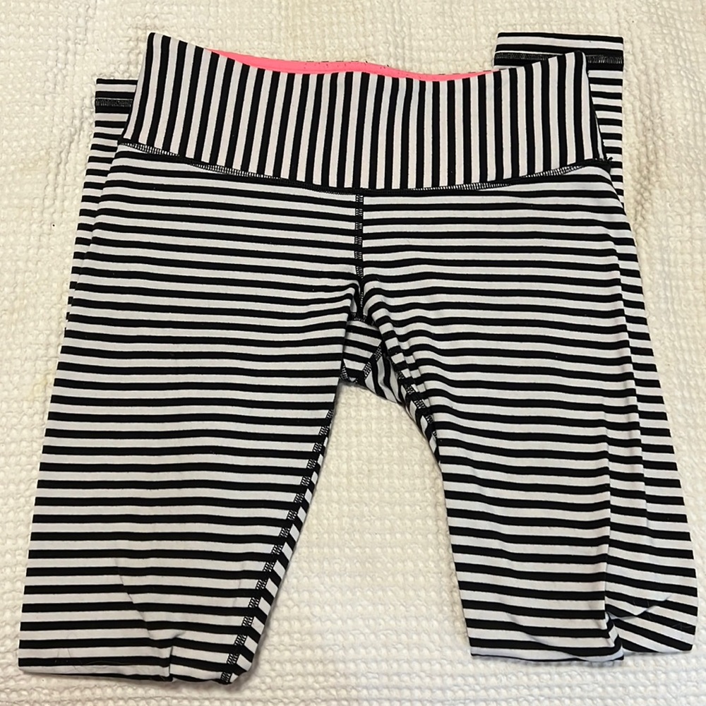 Lululemon black and white striped wunder unders size 8